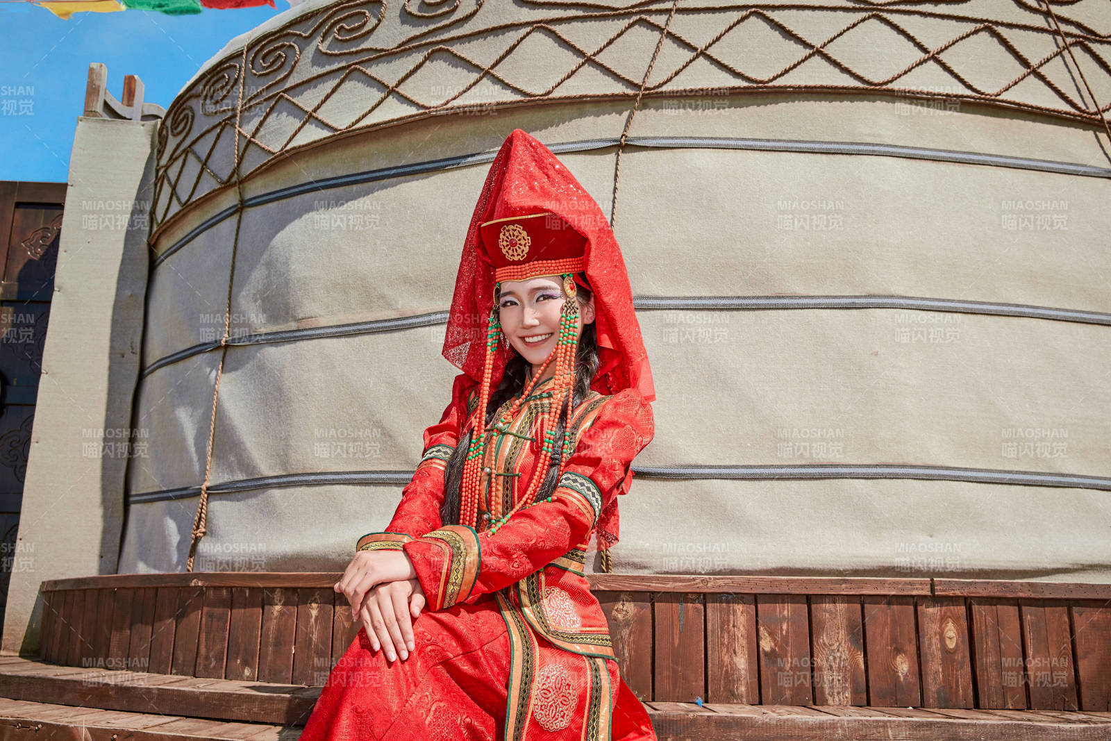 蒙古包前穿蒙古族饰的蒙古国新娘图片