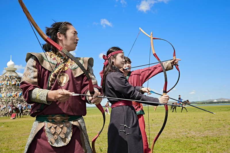 草原那达慕大会上的蒙古弓箭手图片