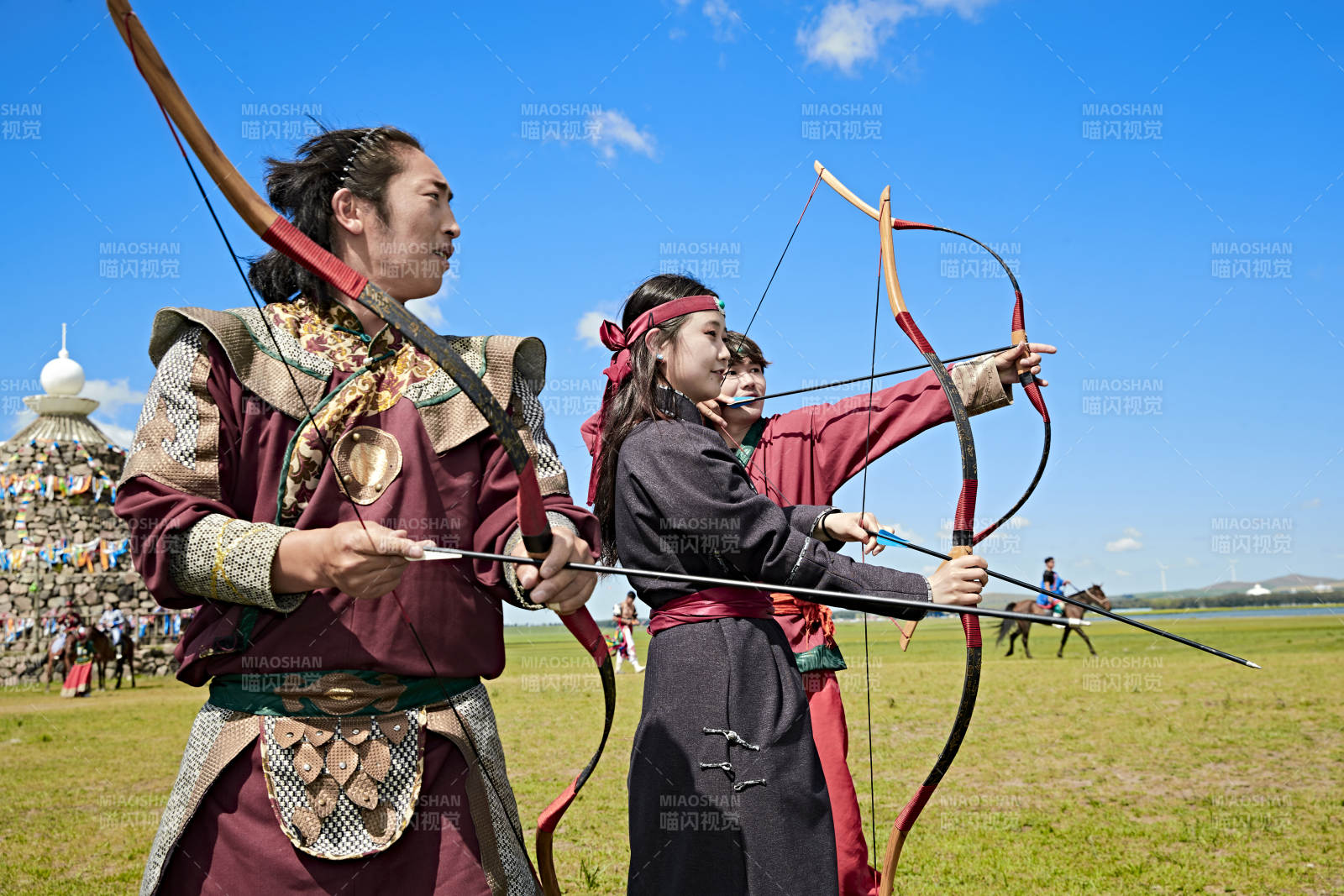 草原那达慕大会上的蒙古弓箭手图片