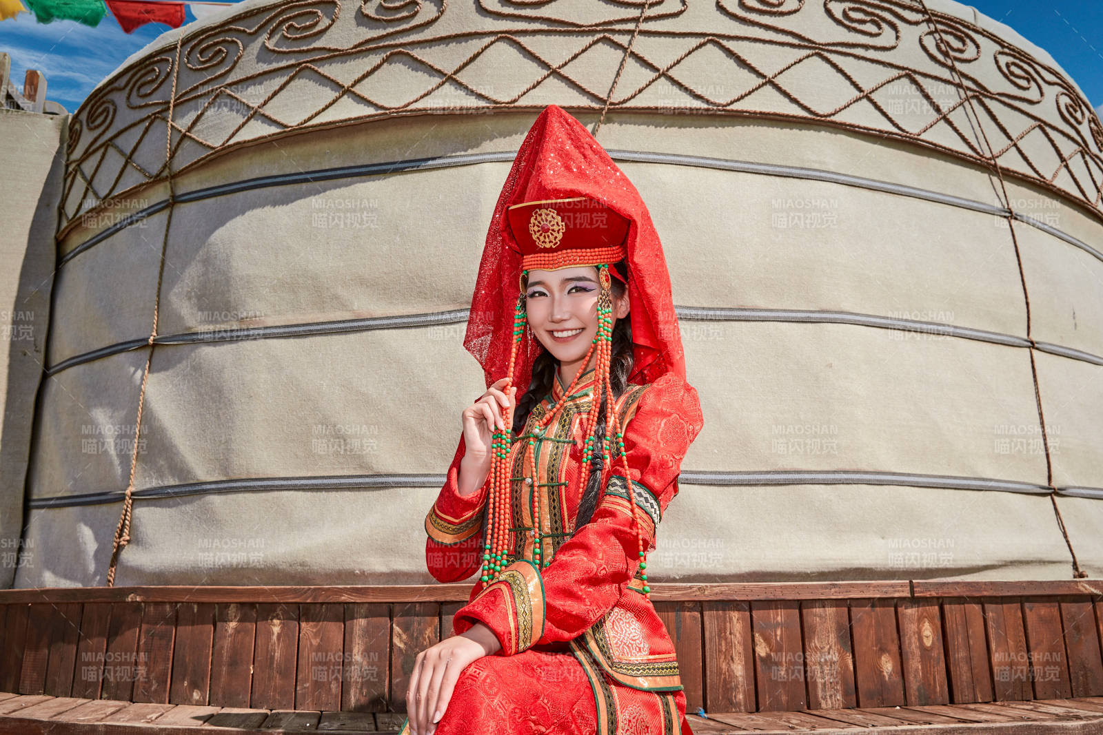 蒙古包前穿蒙古族饰的蒙古国新娘图片