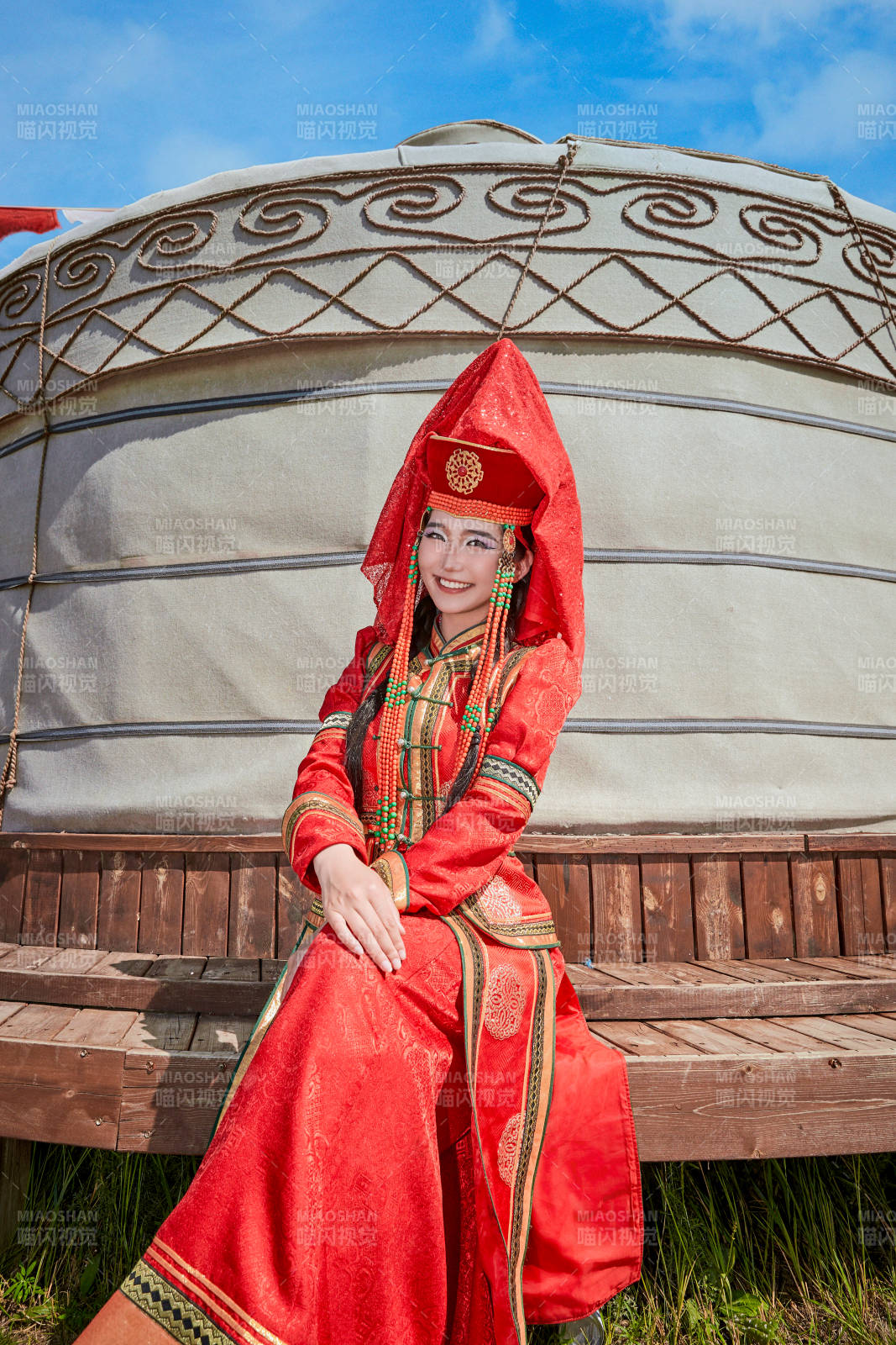 蒙古包前穿蒙古族饰的蒙古国新娘图片
