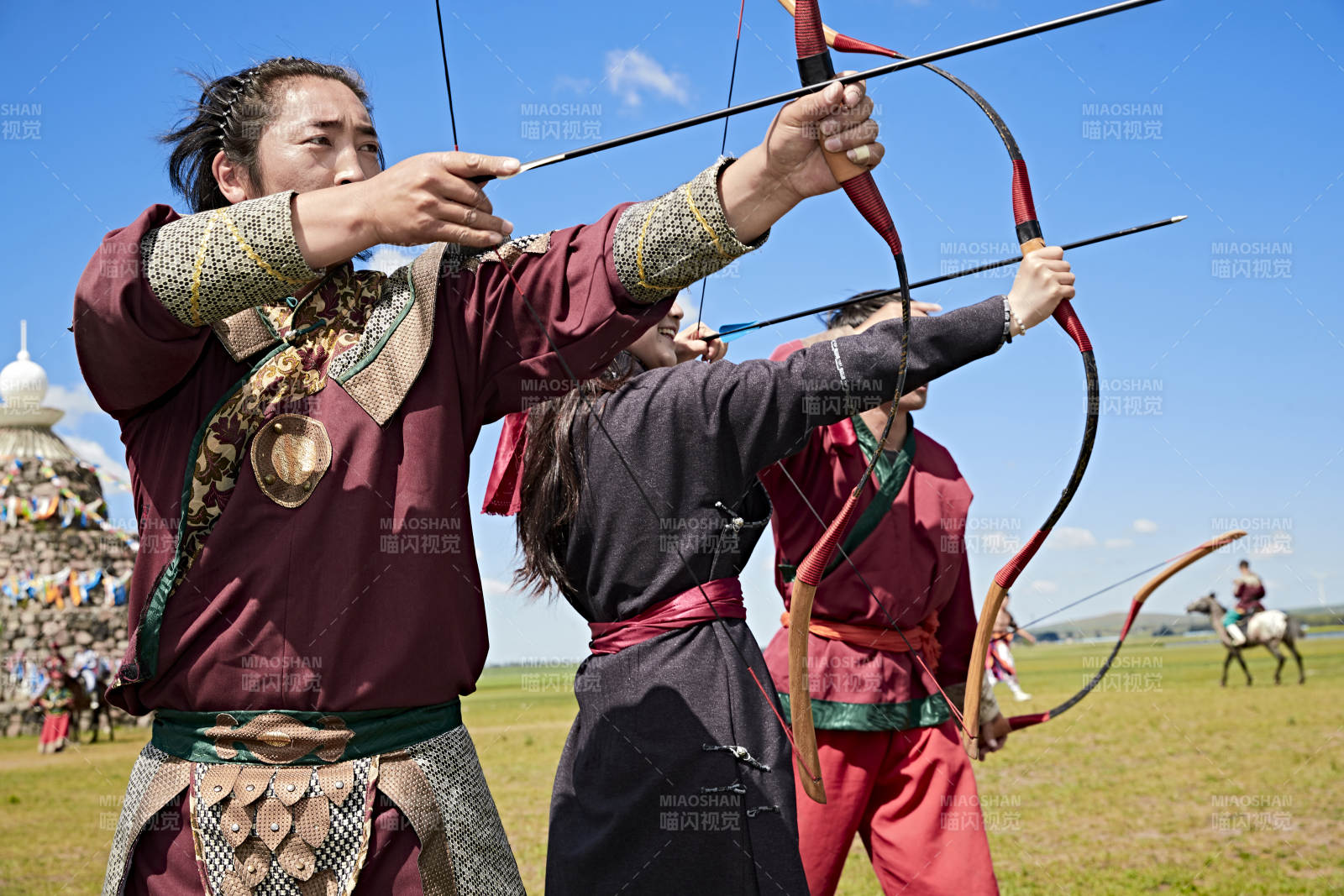 草原那达慕大会上的蒙古弓箭手图片
