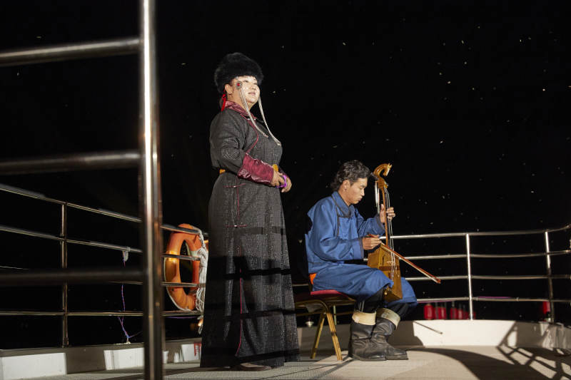 蒙古族婚礼上拉马头琴与演唱呼麦的演员图片