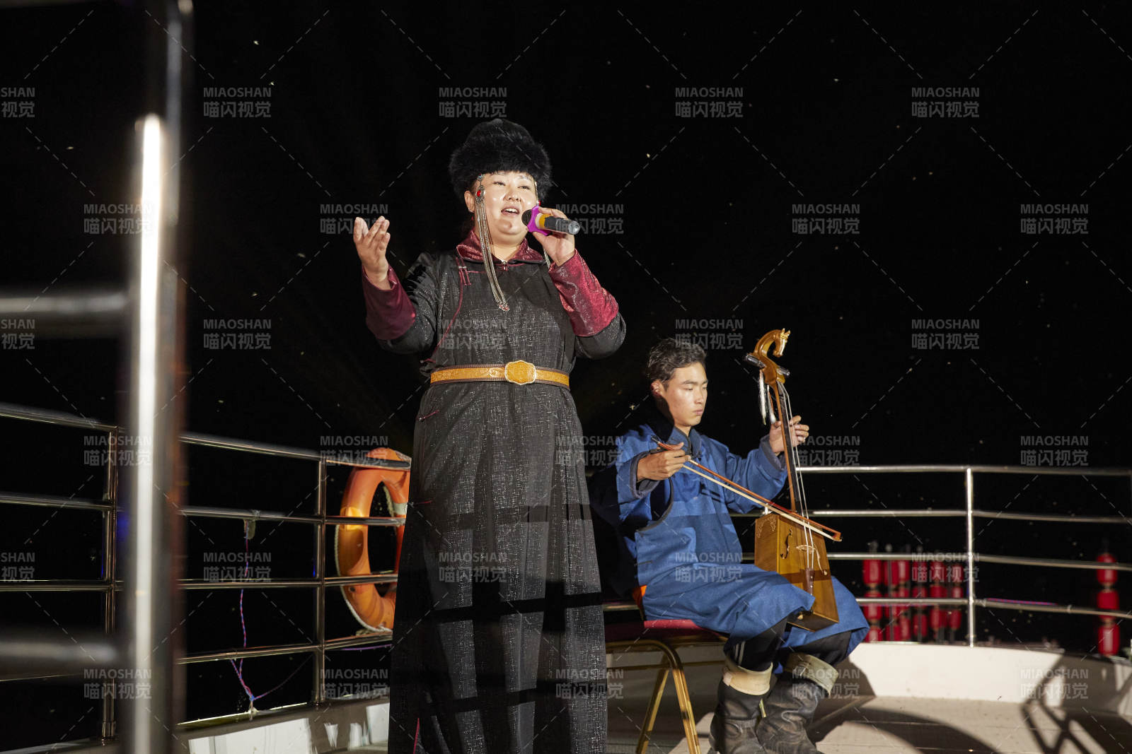 蒙古族婚礼上拉马头琴与演唱呼麦的演员图片