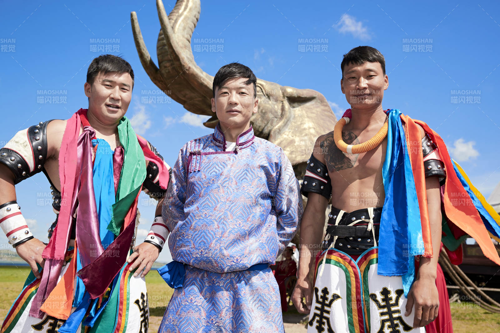 草原那达慕大会上的蒙古摔跤手图片