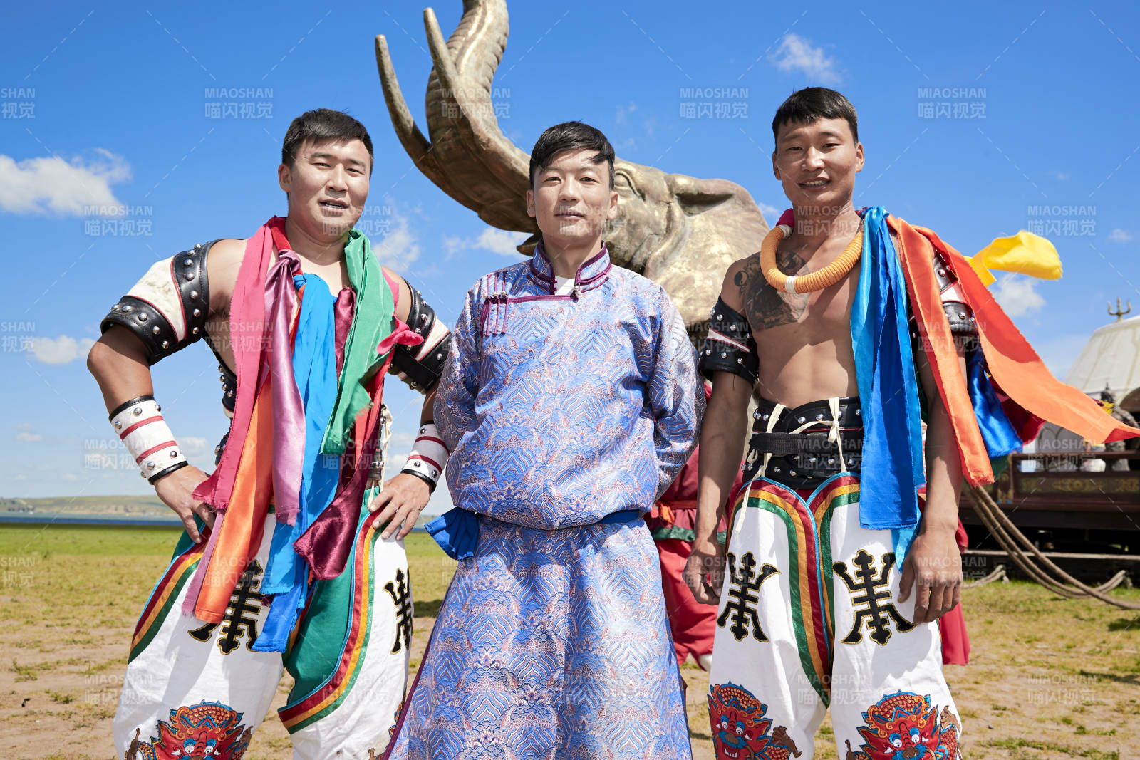 草原那达慕大会上的蒙古摔跤手图片