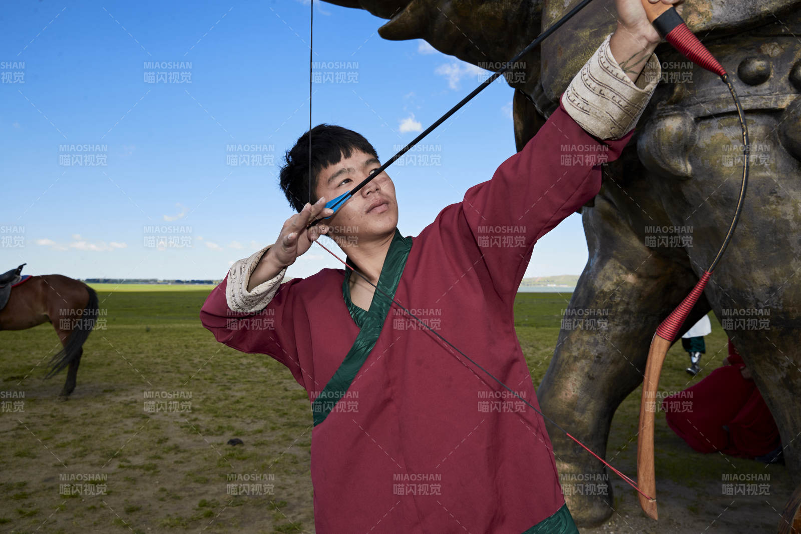 草原那达慕大会上的蒙古弓箭手图片