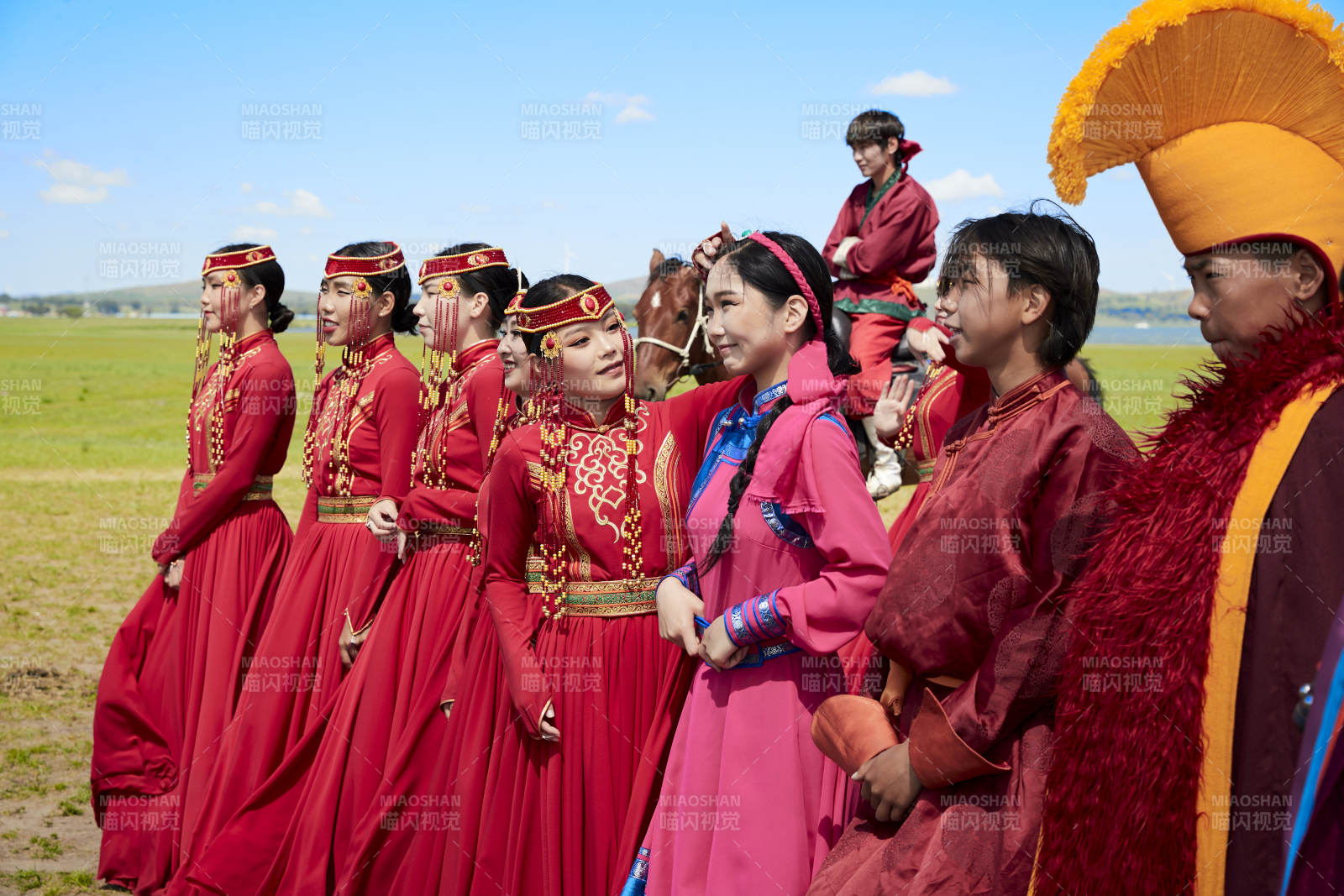 那达慕大会上表演的蒙古演员图片