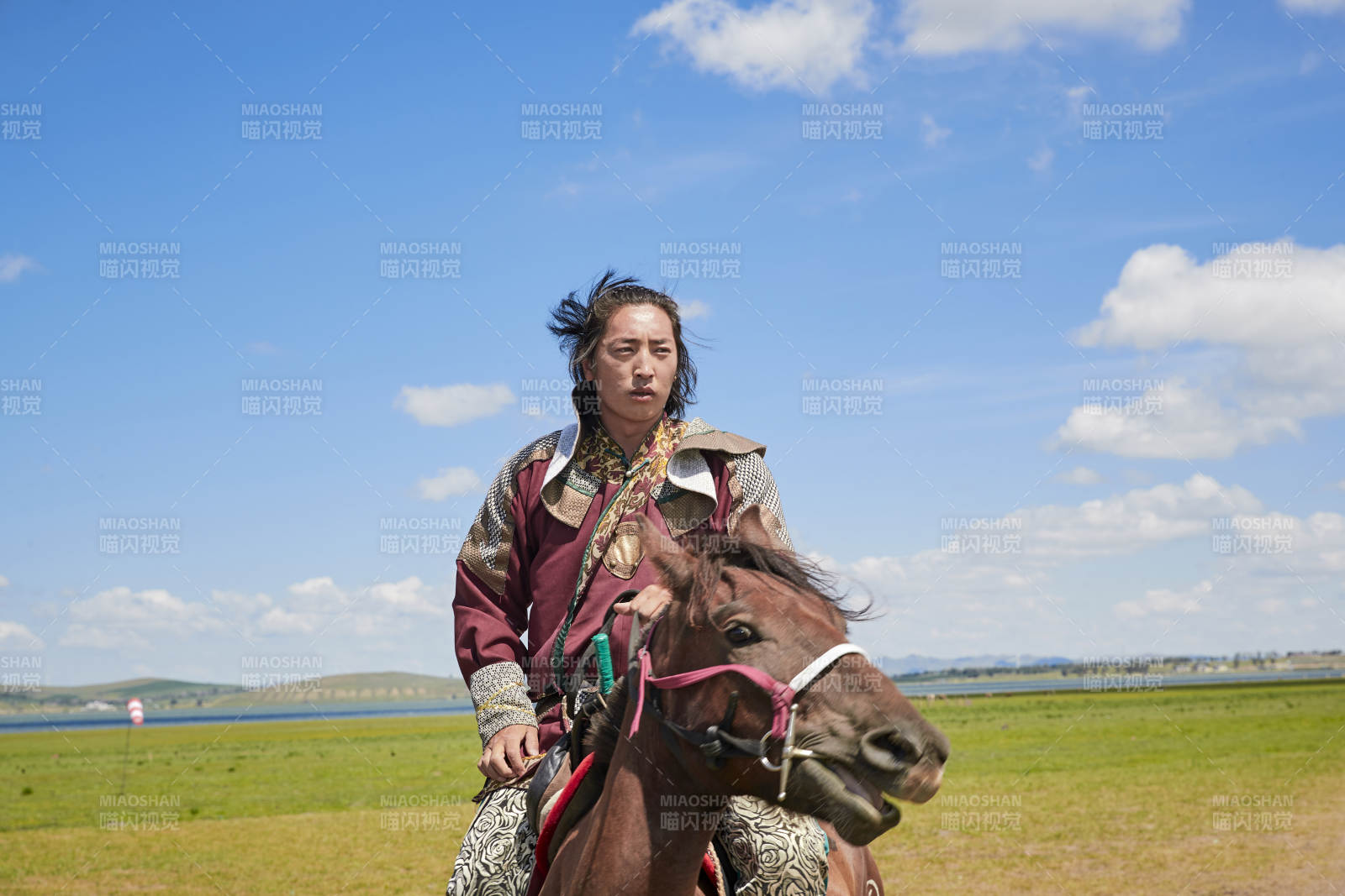 草原那达慕大会上骑着马的蒙古演员图片