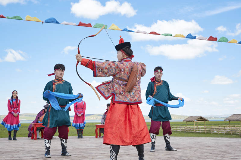 草原上的传统蒙古族婚礼仪式图片