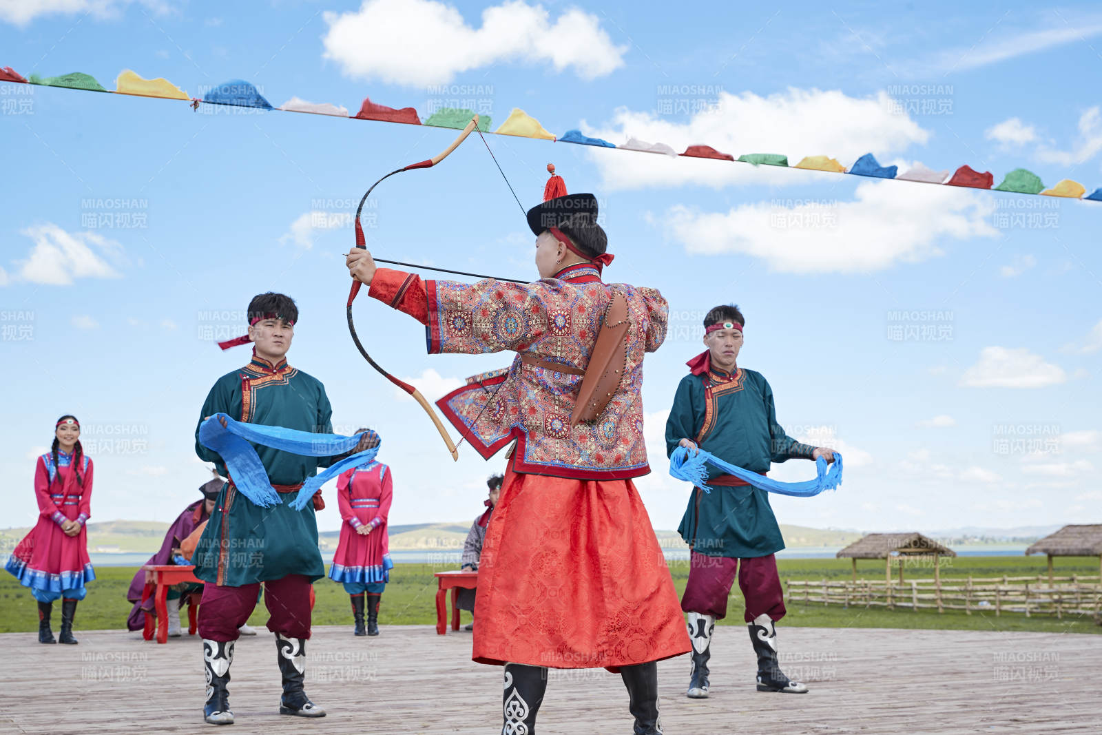 草原上的传统蒙古族婚礼仪式图片