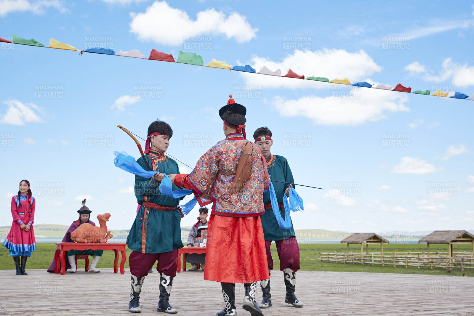草原上的传统蒙古族婚礼仪式图片