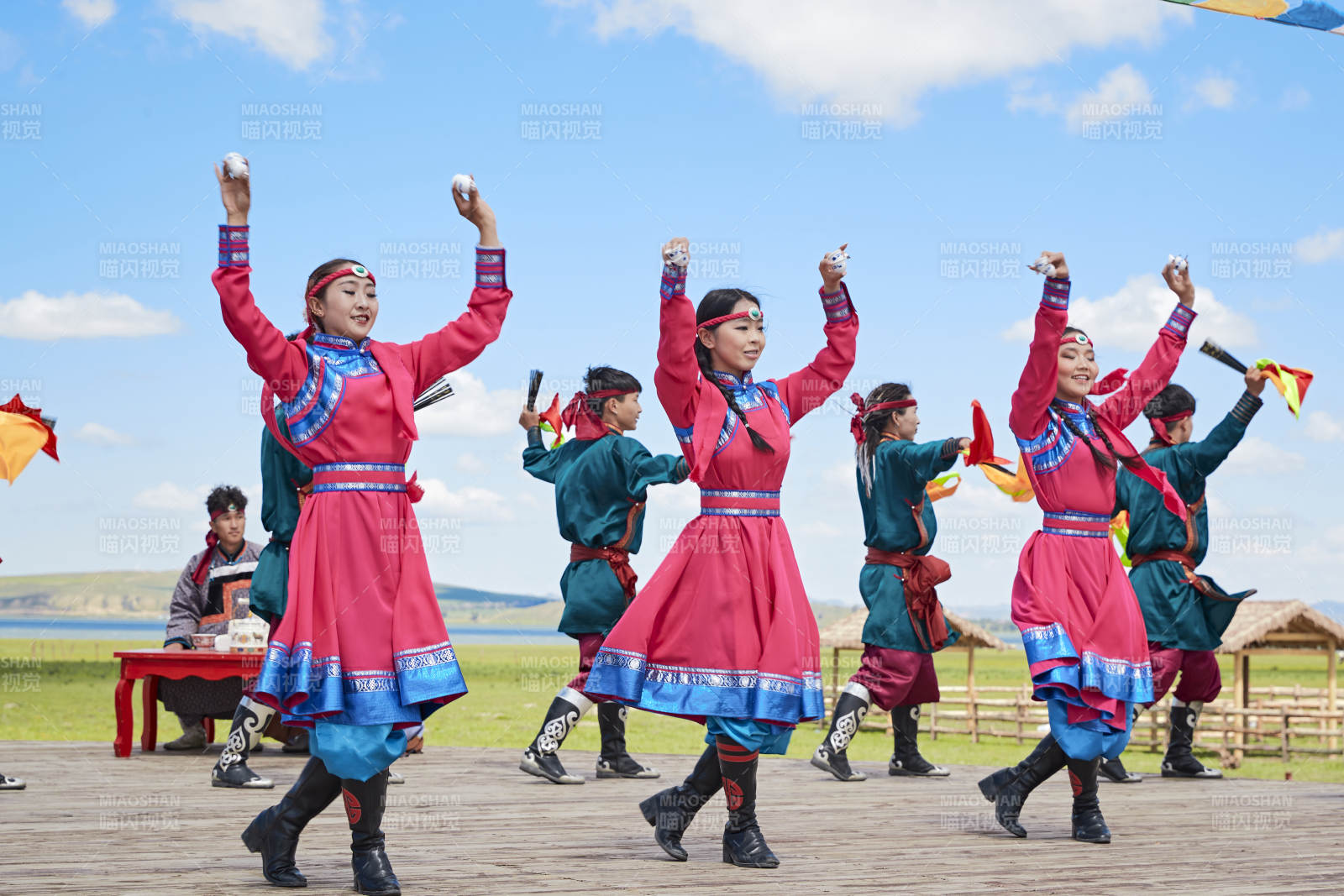 那达慕大会上表演的蒙古族传统舞蹈图片