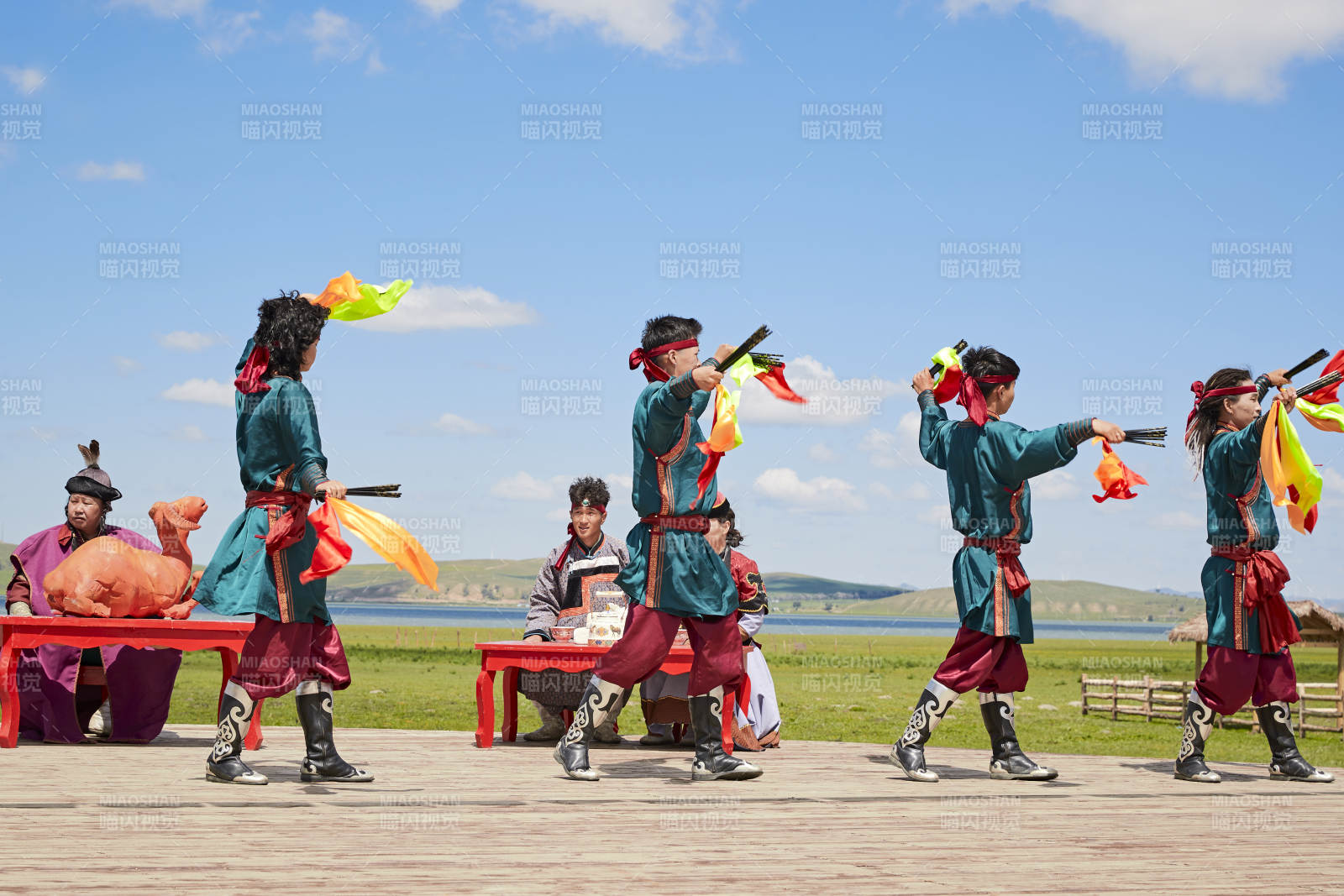 那达慕大会上表演的蒙古族传统舞蹈图片