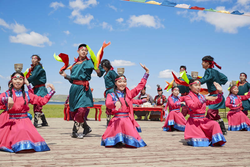 那达慕大会上表演的蒙古族传统舞蹈图片