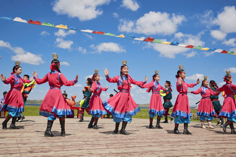 那达慕大会上表演的蒙古族传统舞蹈图片