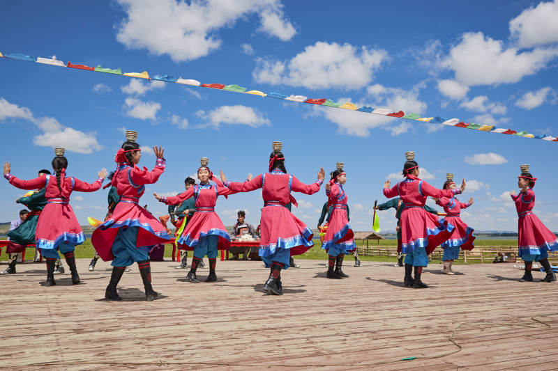 那达慕大会上表演的蒙古族传统舞蹈图片