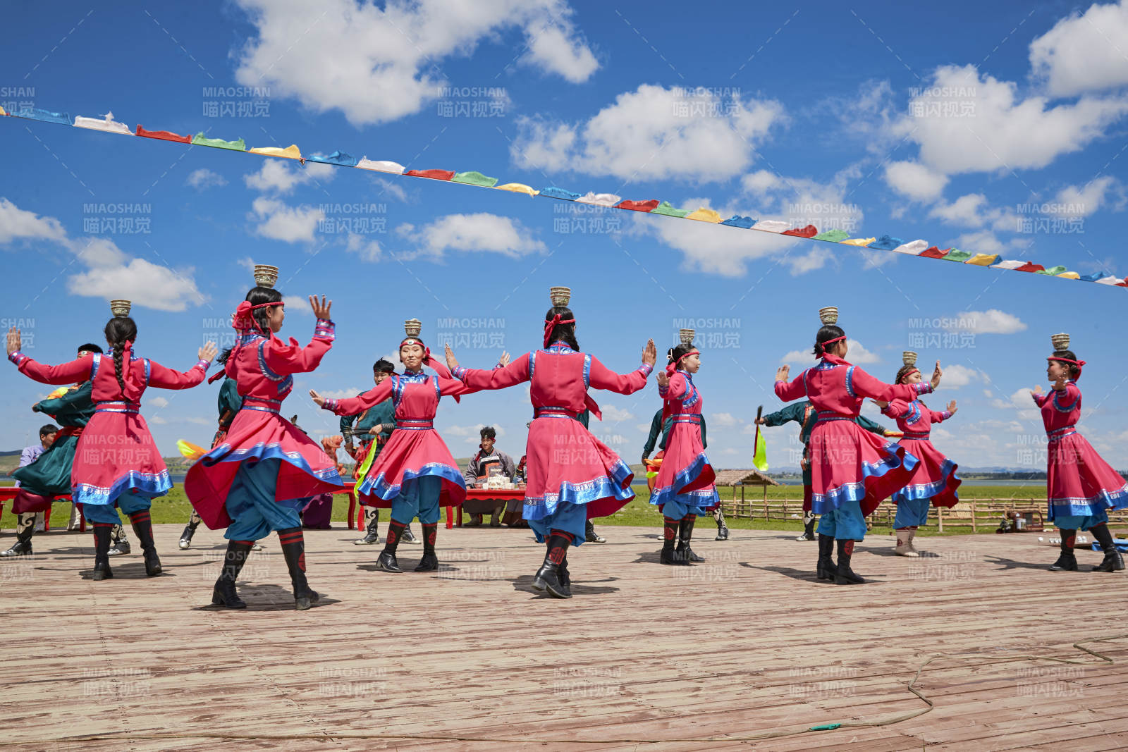那达慕大会上表演的蒙古族传统舞蹈图片