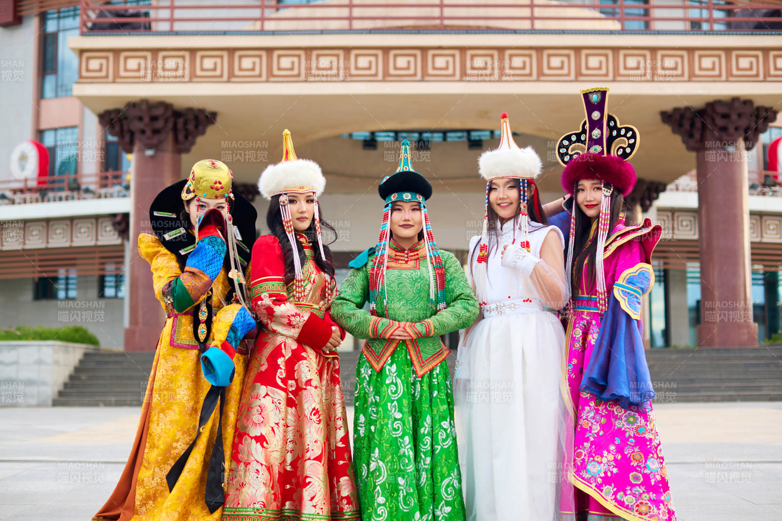 在蒙元大帐前穿着蒙族服饰的五位蒙古族姑娘图片