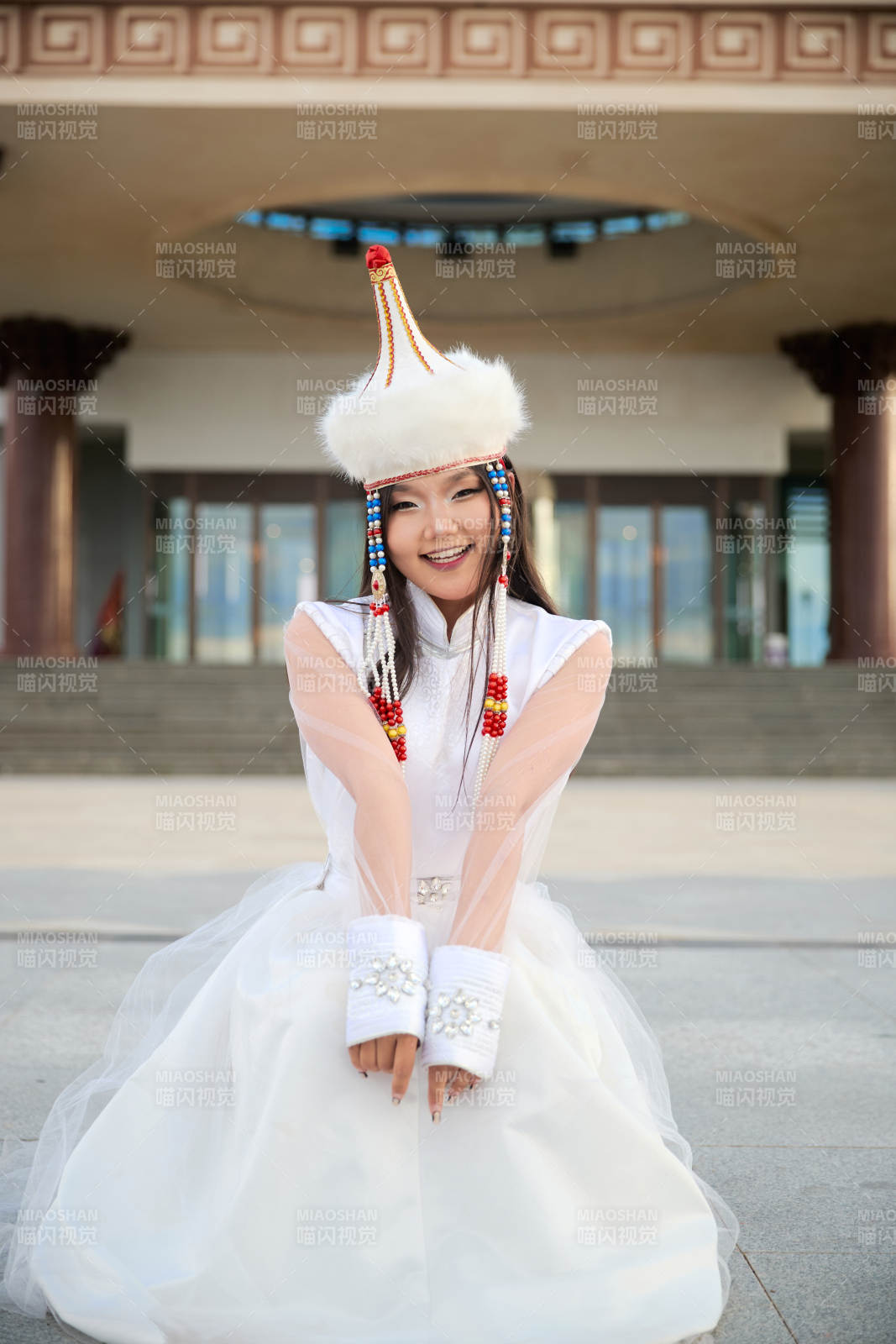 穿着蒙古族达尔罕部落传统服饰的蒙族姑娘图片