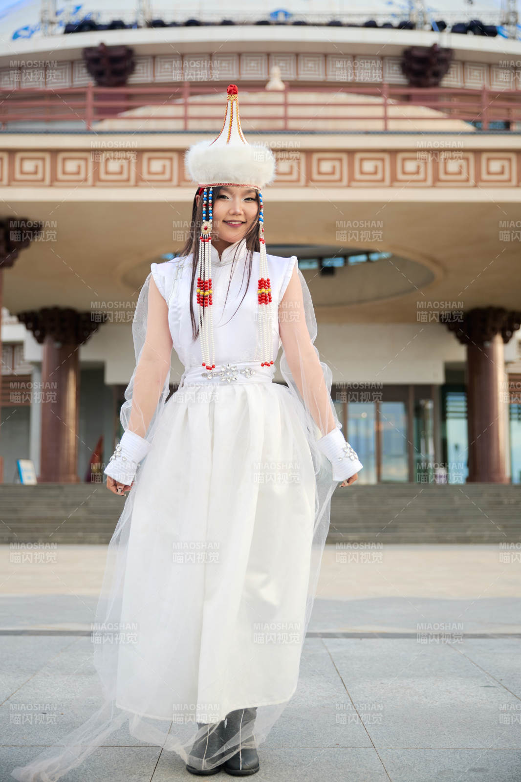 穿着蒙古族达尔罕部落传统服饰的蒙族姑娘图片