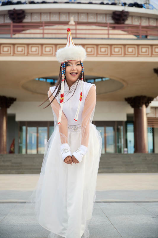 穿着蒙古族达尔罕部落传统服饰的蒙族姑娘图片