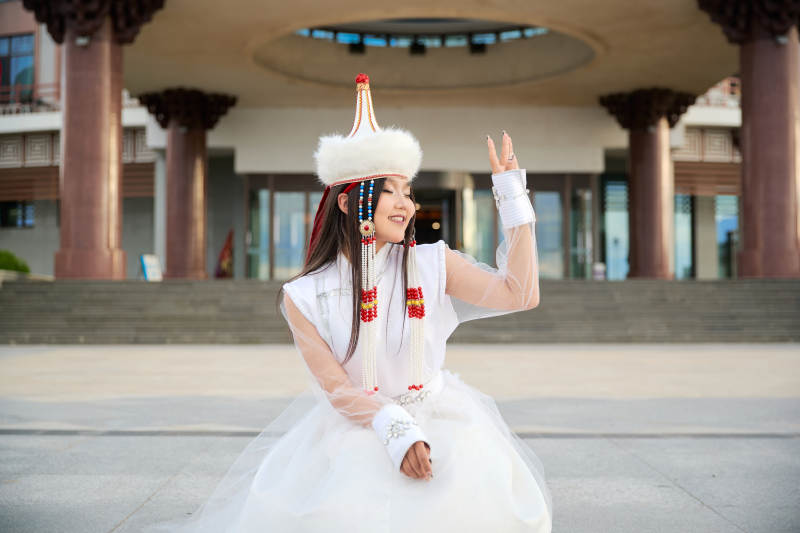 穿着蒙古族达尔罕部落传统服饰的蒙族姑娘图片