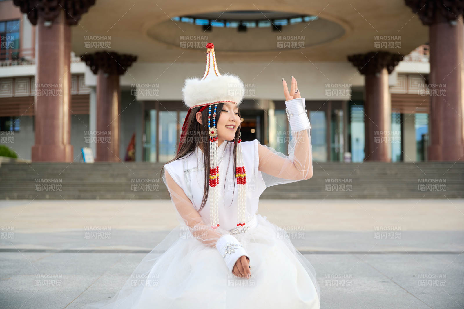 穿着蒙古族达尔罕部落传统服饰的蒙族姑娘图片