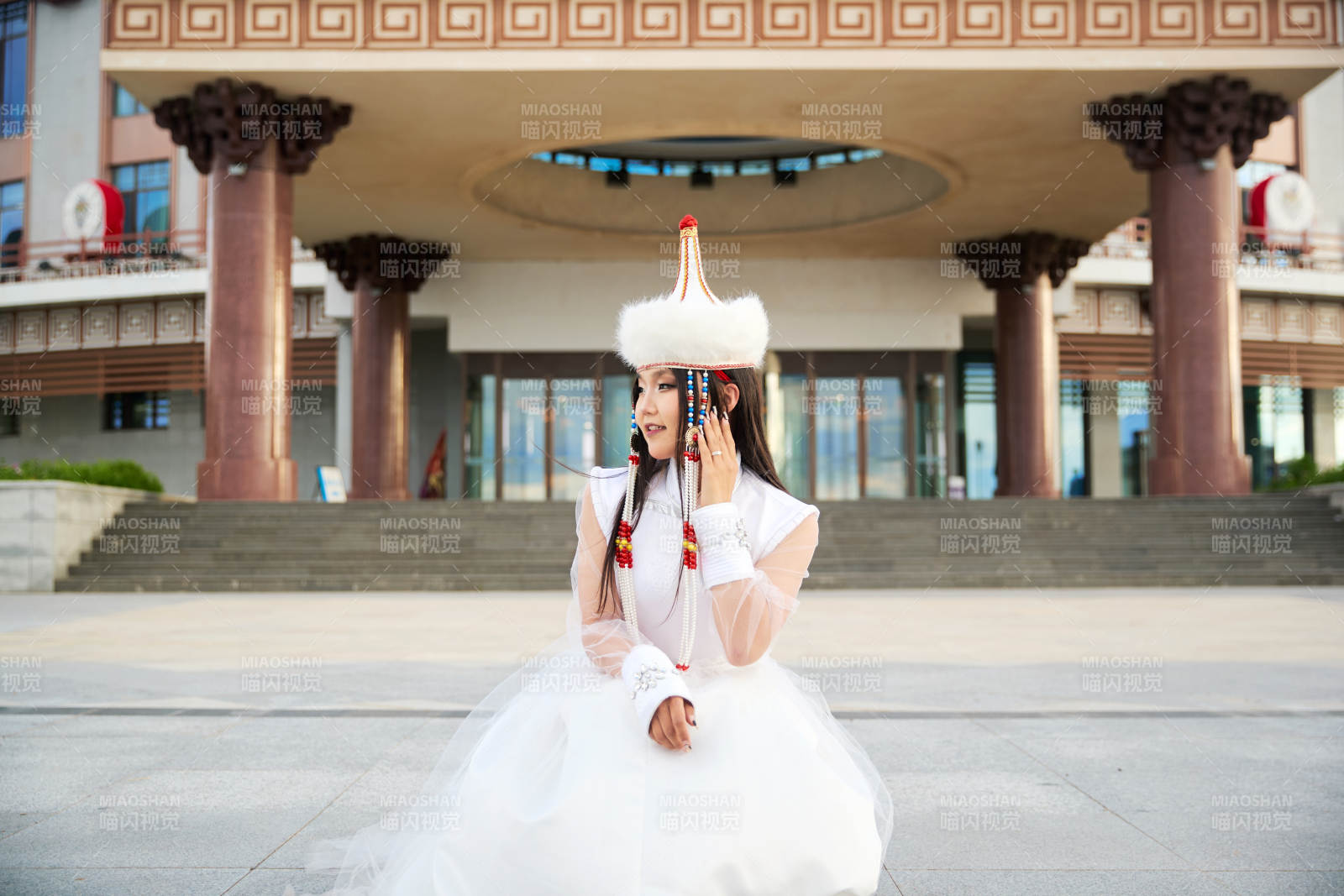 穿着蒙古族达尔罕部落传统服饰的蒙族姑娘图片