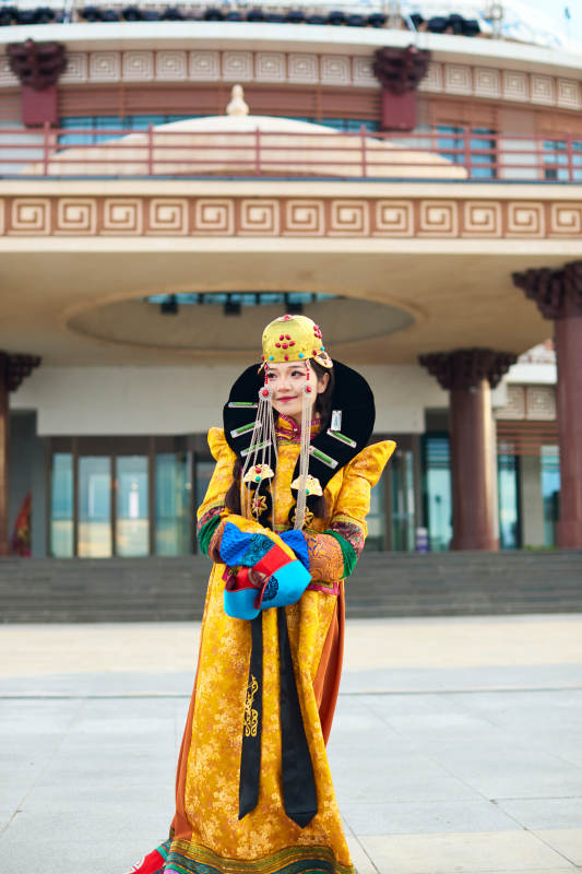 身穿蒙古族喀尔喀部落传统服饰的蒙族姑娘图片