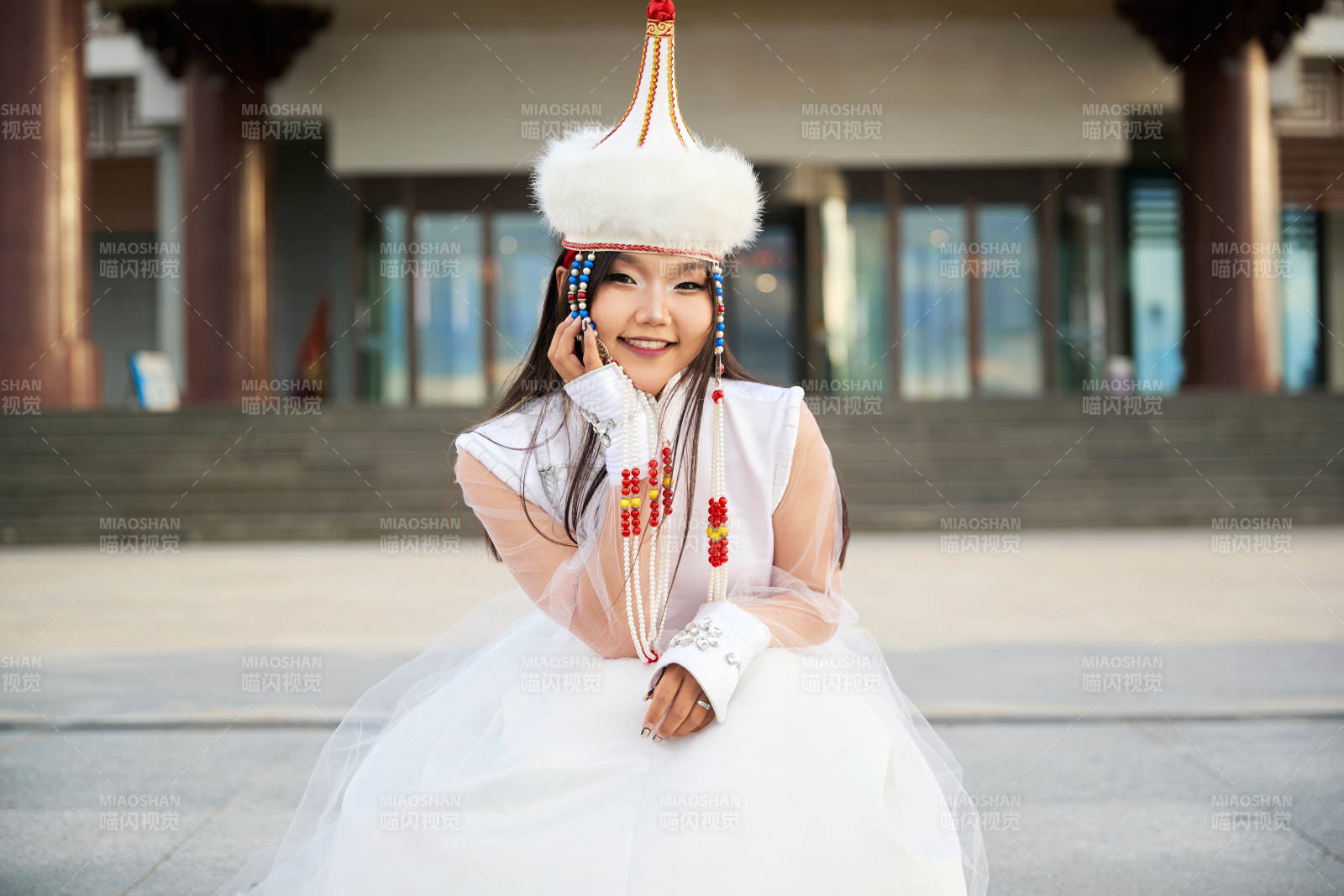 穿着蒙古族达尔罕部落传统服饰的蒙族姑娘图片