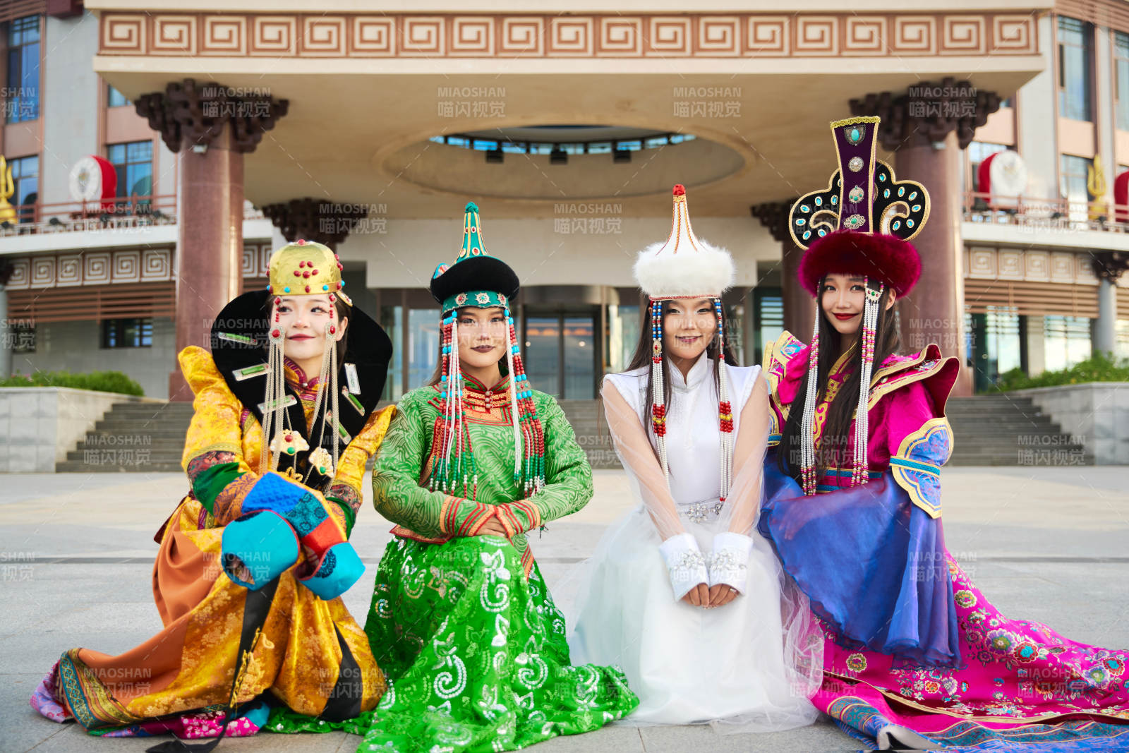 身穿蒙古族各部落传统服饰的蒙古族姑娘图片