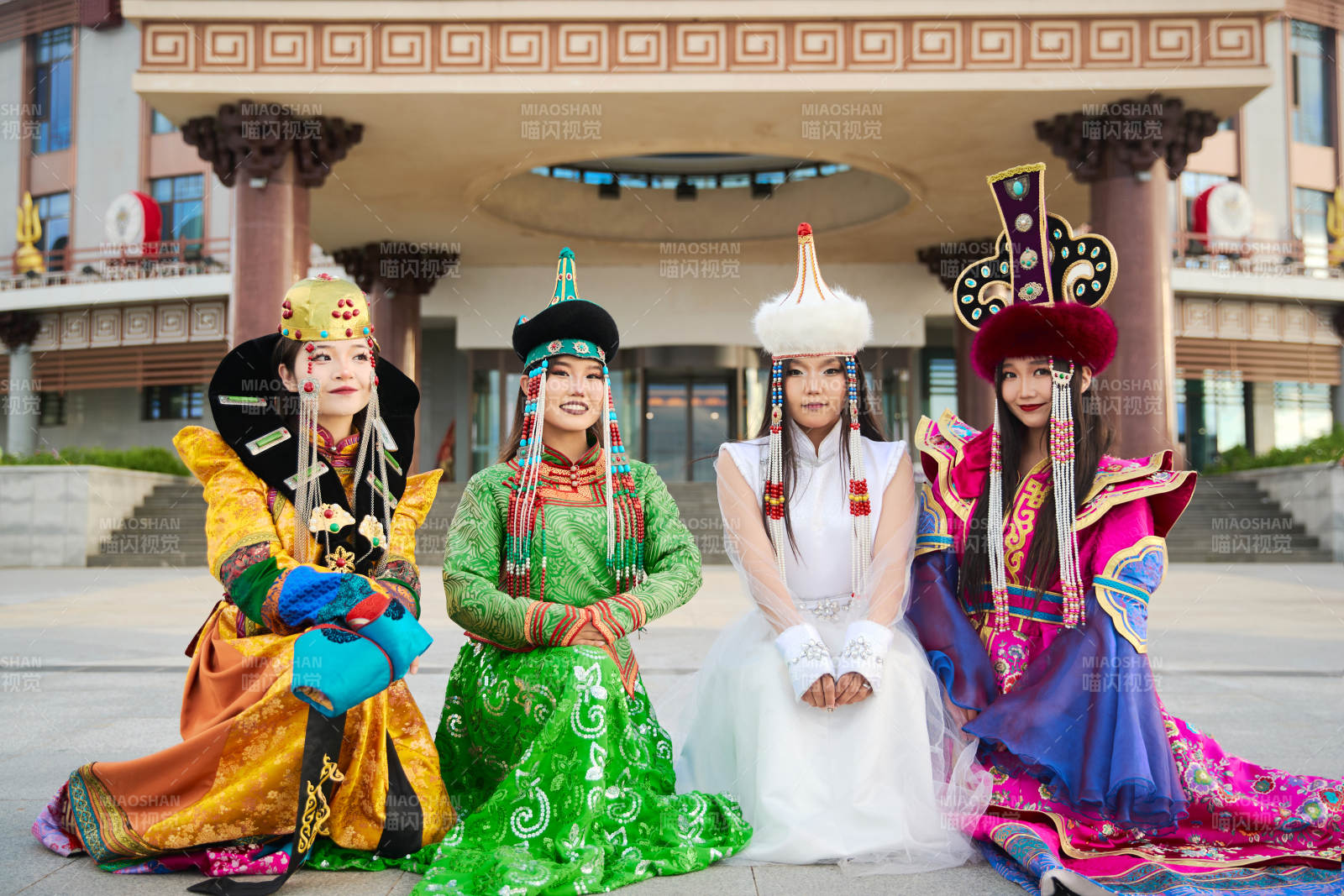 身穿蒙古族各部落传统服饰的蒙古族姑娘图片