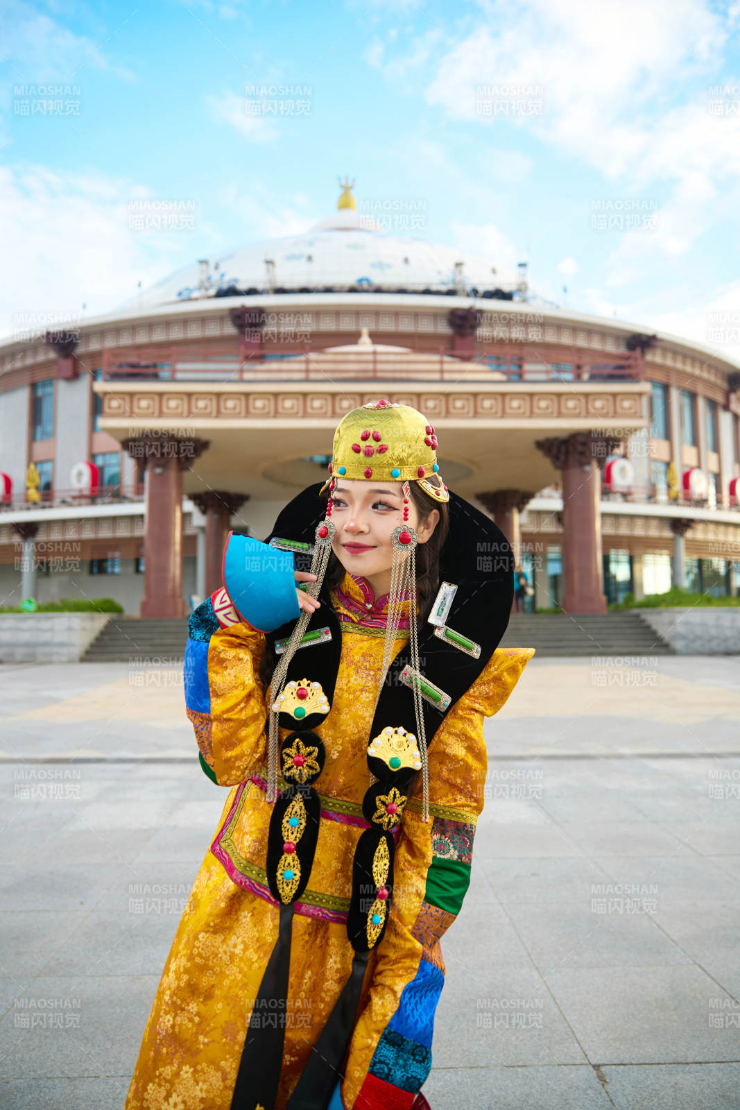 身穿蒙古族喀尔喀部落传统服饰的蒙族姑娘图片