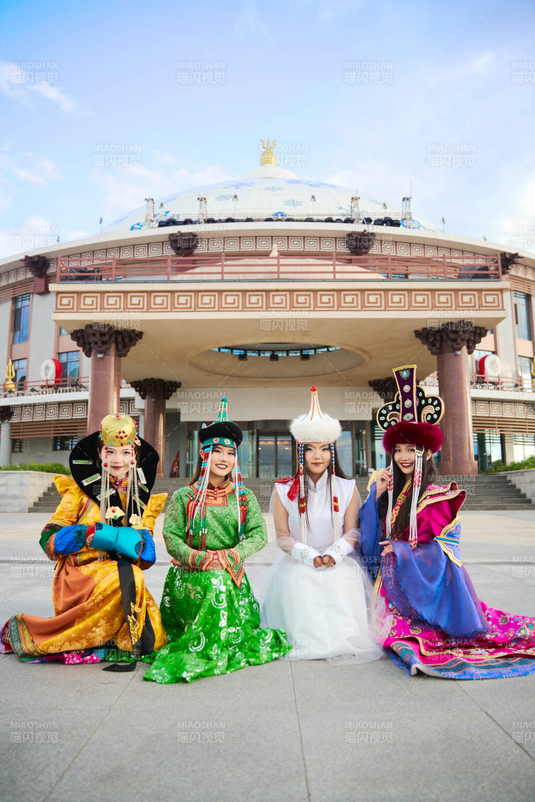 身穿蒙古族各部落传统服饰的蒙古族姑娘图片