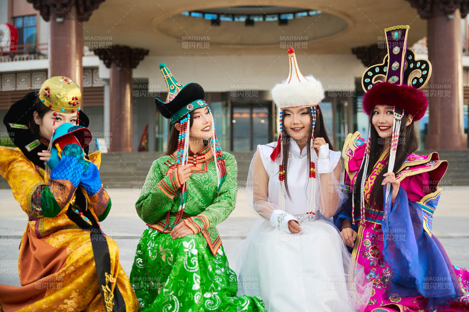 身穿蒙古族各部落传统服饰的蒙古族姑娘图片