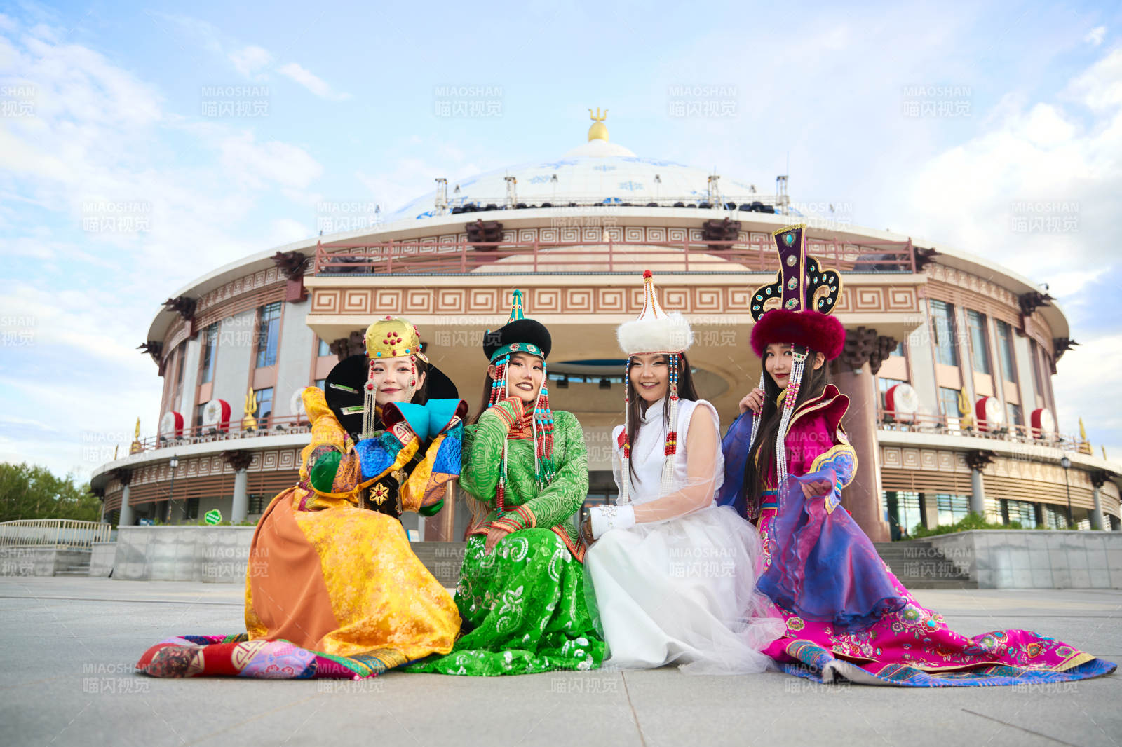 身穿蒙古族各部落传统服饰的蒙古族姑娘图片