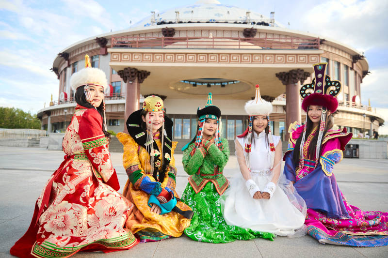 身穿蒙古族各部落传统服饰的蒙古族姑娘图片