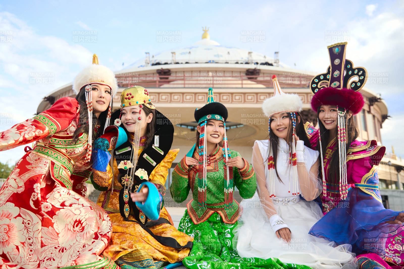 身穿蒙古族各部落传统服饰的蒙古族姑娘图片