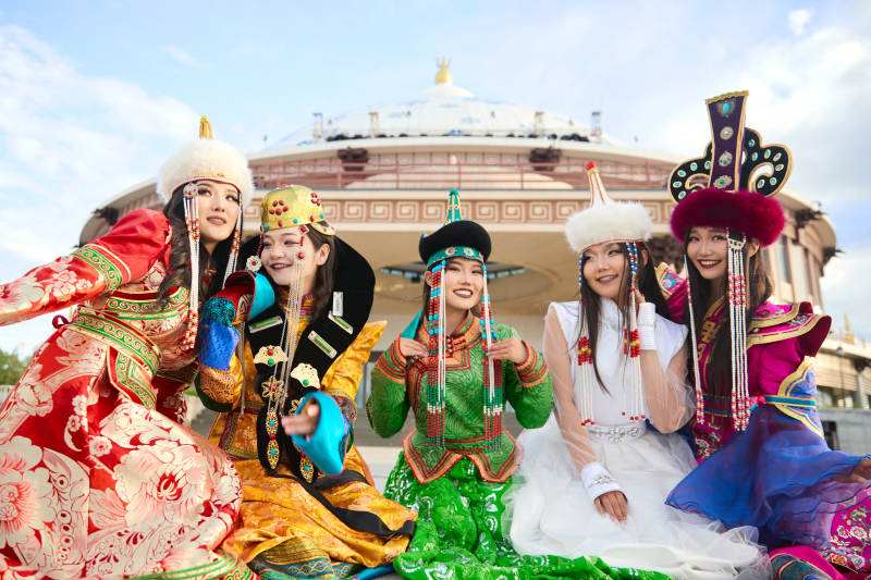 身穿蒙古族各部落传统服饰的蒙古族姑娘图片