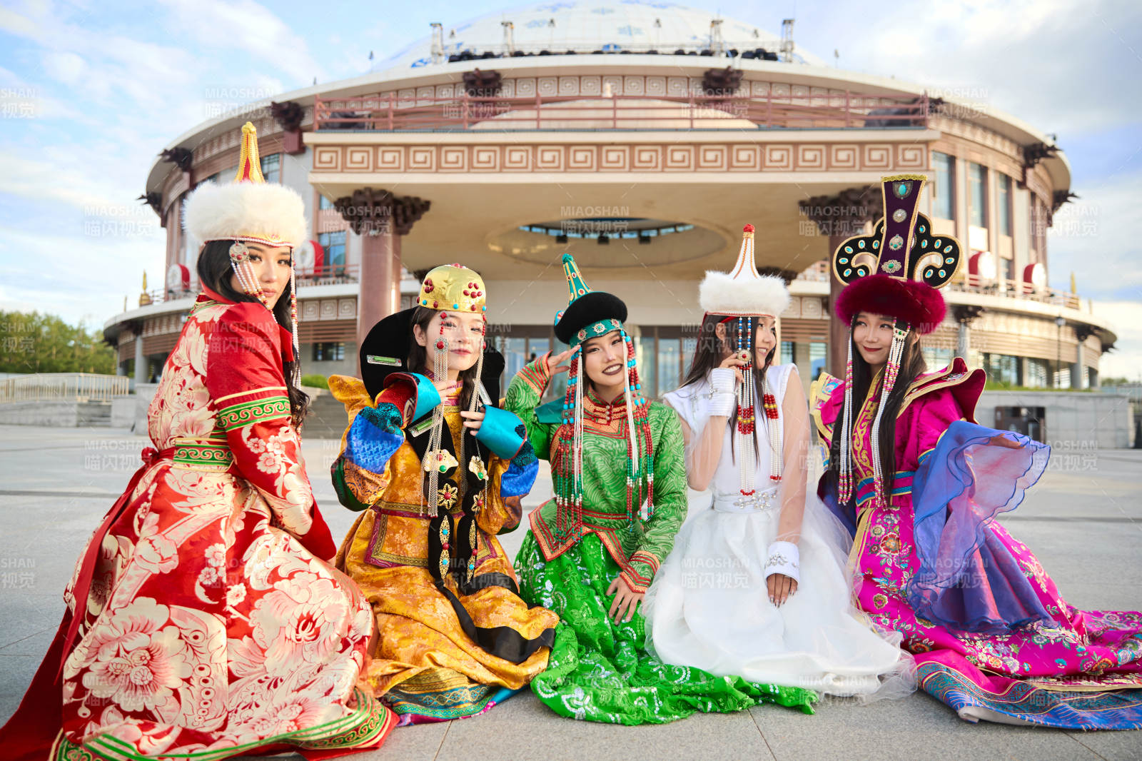 身穿蒙古族各部落传统服饰的蒙古族姑娘图片