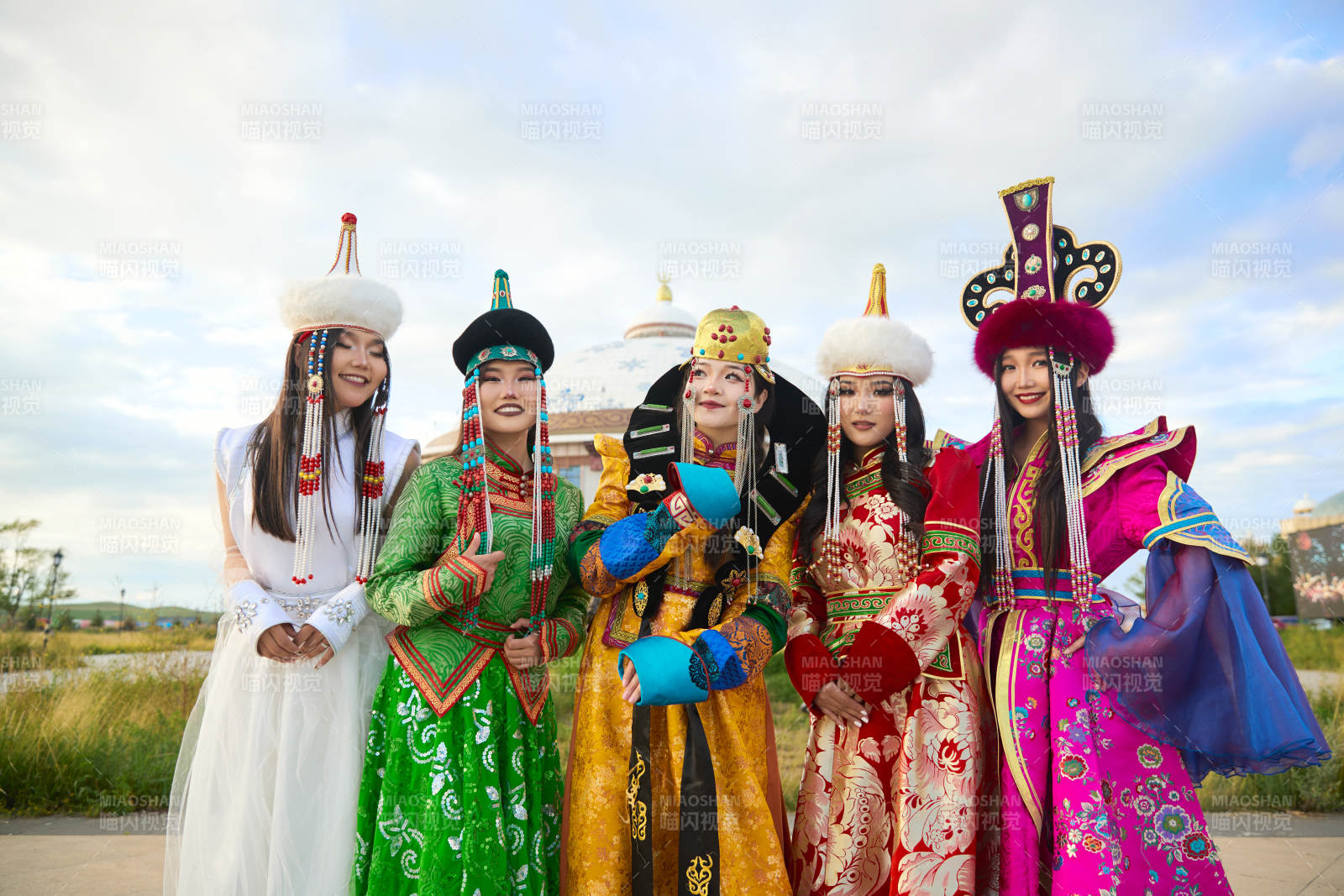 身穿蒙古族各部落传统服饰的蒙古族姑娘图片