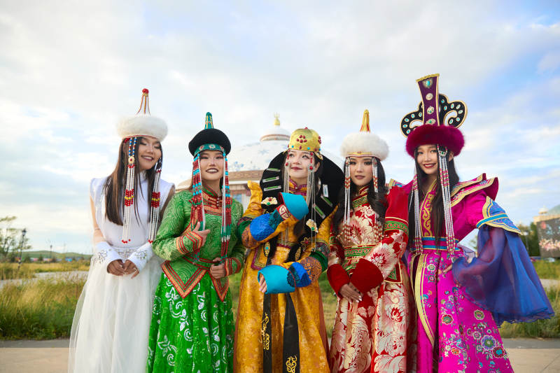 身穿蒙古族各部落传统服饰的蒙古族姑娘图片