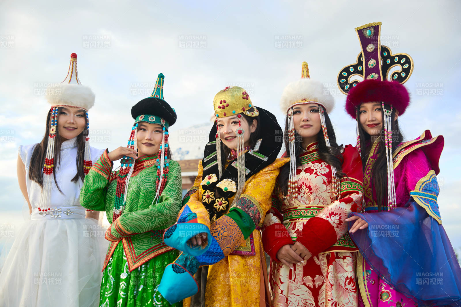 身穿蒙古族各部落传统服饰的蒙古族姑娘图片