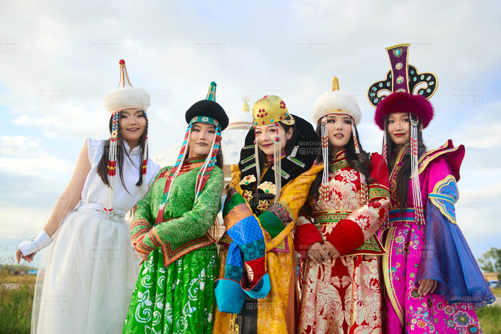 身穿蒙古族各部落传统服饰的蒙古族姑娘图片