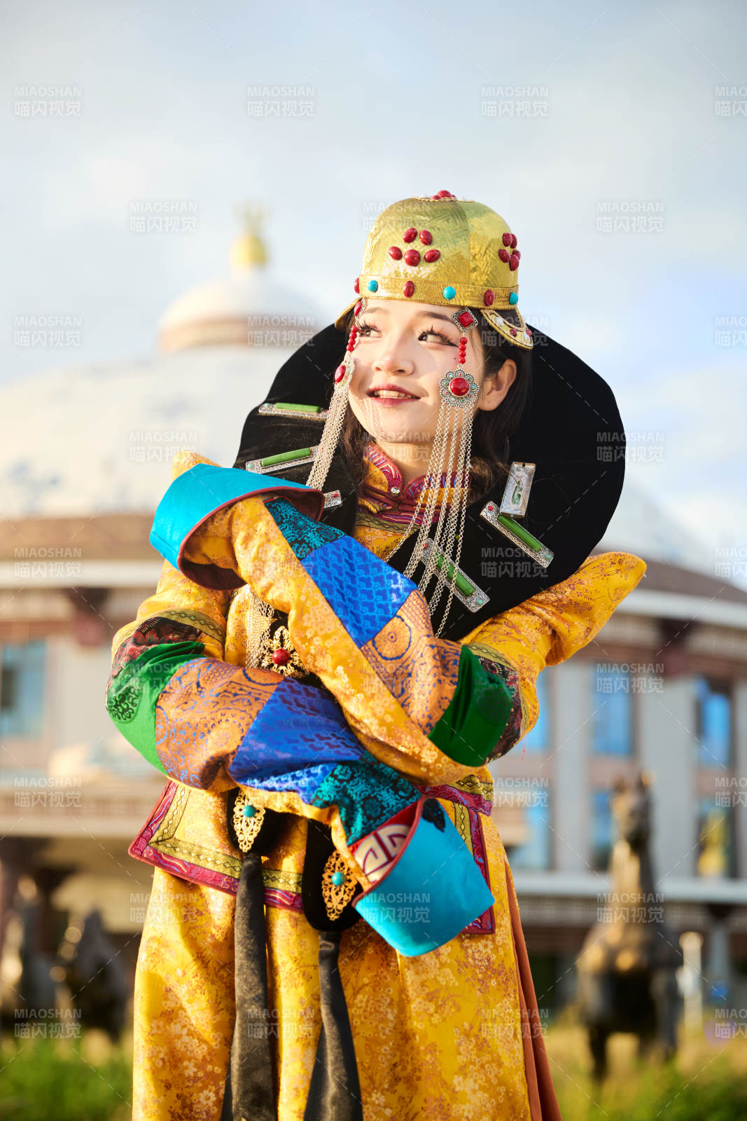 身穿蒙古族喀尔喀部落传统服饰的蒙族姑娘图片