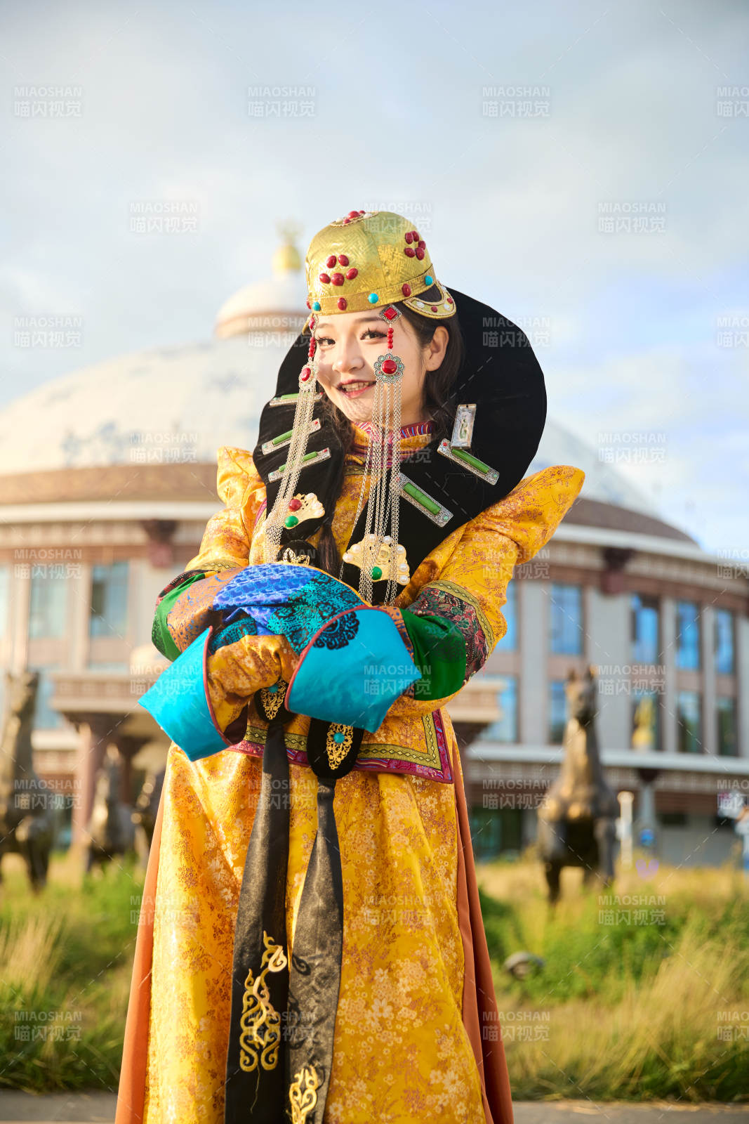 身穿蒙古族喀尔喀部落传统服饰的蒙族姑娘图片