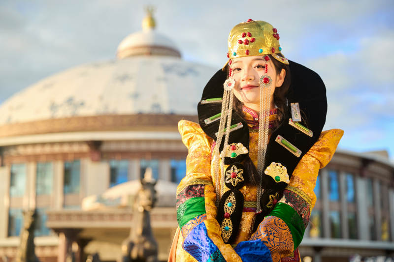 身穿蒙古族喀尔喀部落传统服饰的蒙族姑娘图片