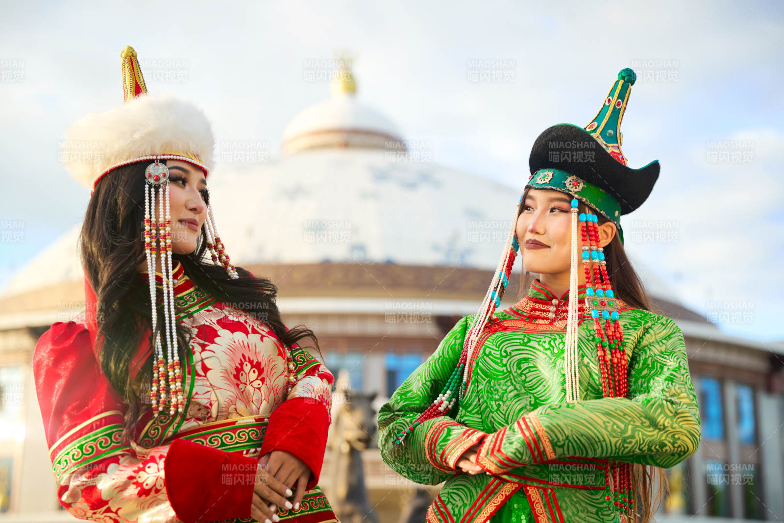 身穿蒙古族部落传统服饰的两位蒙古族姑娘图片