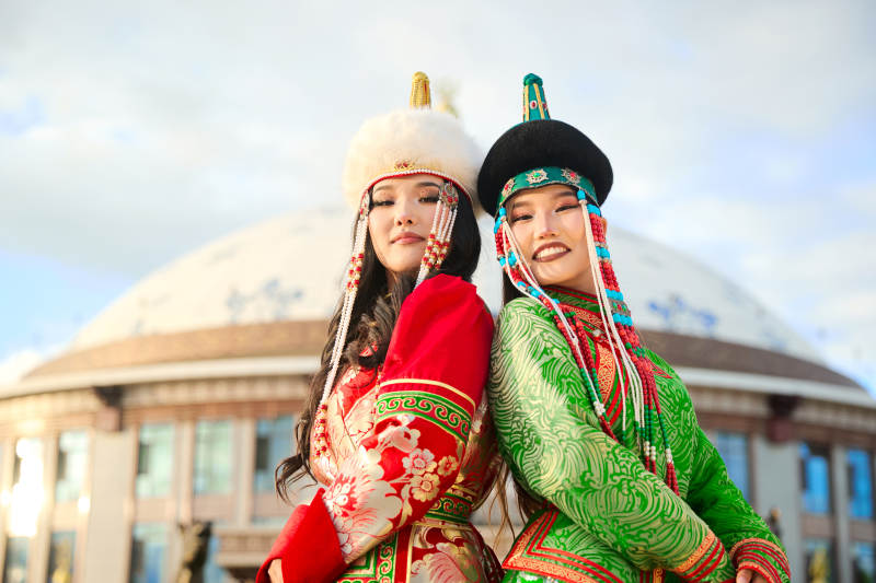 身穿蒙古族部落传统服饰的两位蒙古族姑娘图片